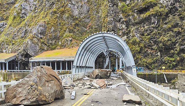 雨彈連日狂炸中橫公路，便道17.1公里處遭崩落巨石砸出天坑。（民眾提供／陳淑娥台中傳真）