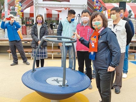 
嘉義市中正公園兒童遊戲場重新啟用，市長黃敏惠（見圖右）檢視遊具的承重度及安全性，有小朋友迫不及待玩音樂區遊具。（廖素慧攝）

