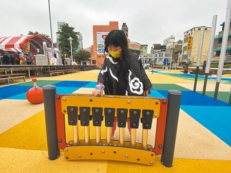 
嘉義市中正公園兒童遊戲場重新啟用，市長黃敏惠檢視遊具的承重度及安全性，有小朋友迫不及待玩音樂區遊具（見圖）。（廖素慧攝）
