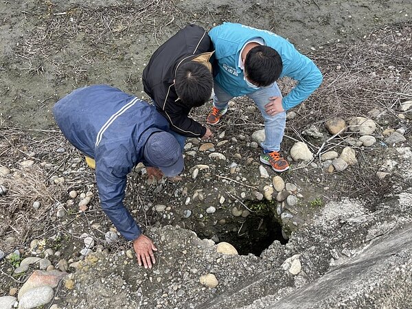 台中市大甲建興里提防掏空，市議員施志昌爭取經費修復。圖／中市議員施志昌提供