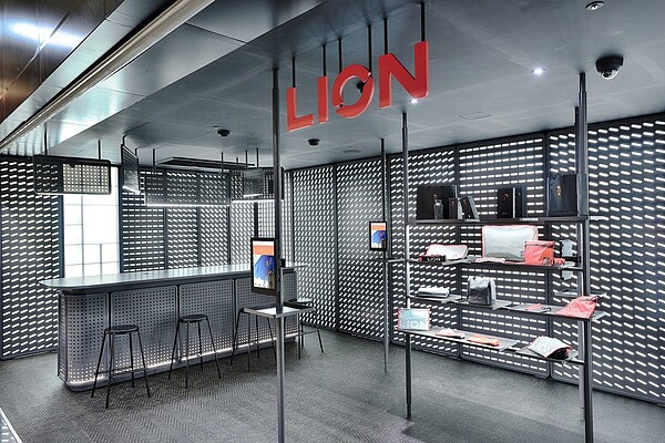 雄獅旅遊宣佈進行門市轉型升級,以Regional_Hub和服務旅客為核心概念,鎖定高鐵、台鐵、捷運交匯的轉運站,推出「新型態四代店」。圖為南港車站門市。圖/雄獅旅遊提供