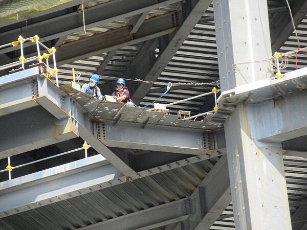 即使大環境缺工,工地仍應該加強職業安全管理,勞工作業前要受過一定程度的教育訓練及危害辨識,並避免於工作前及工作中飲酒。圖/台北市政府提供