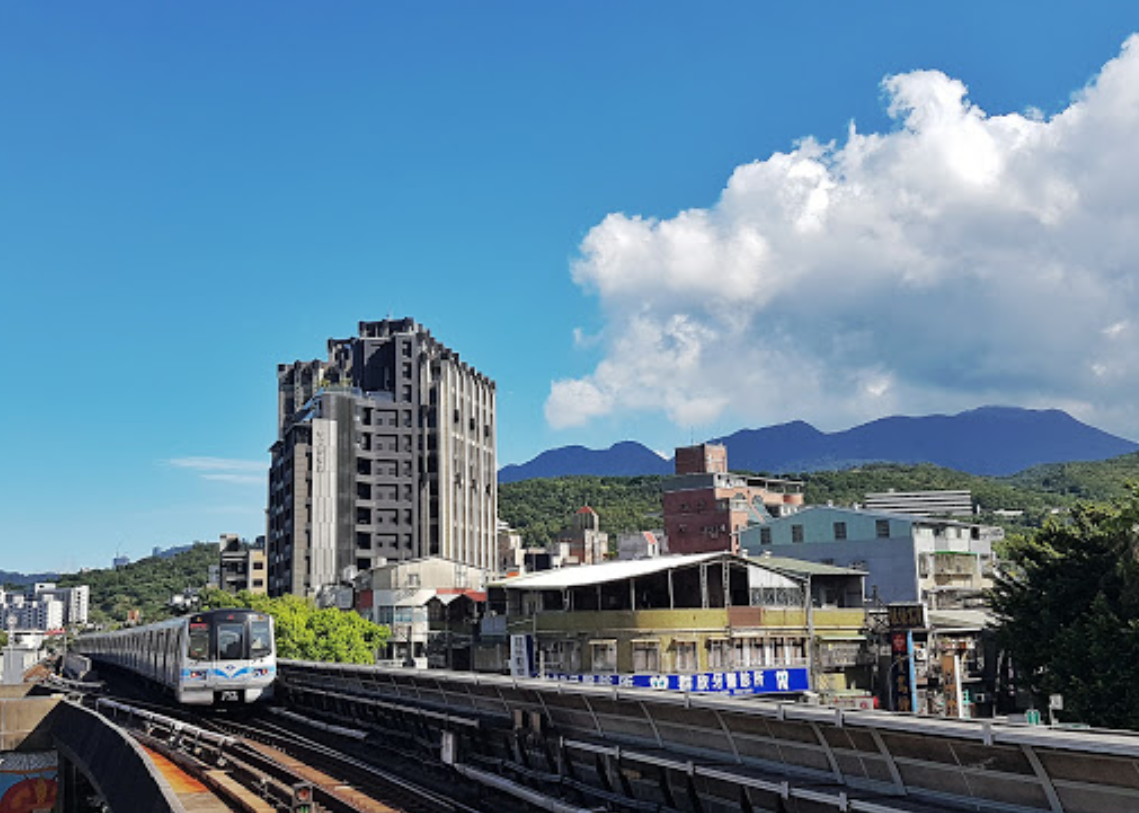 原PO表示,石牌公寓採光差。圖/翻攝自Google maps