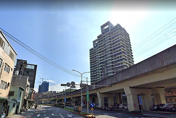 汐止公車路線多、到南港展覽館站方便,加上淹水問題也有改善,以及未來將有捷運路網建設,對於購屋民眾來說都有吸引力。圖/google map