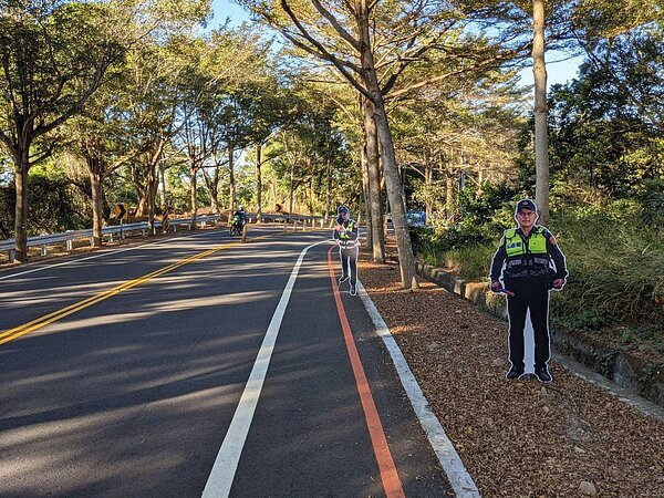 彰化縣警察局交通隊在八卦山縣道139線大彰路「奪命彎道」9.2公里路段,設有真人尺寸的警察人型立牌,兩個月來,此一彎道的車禍案件從21件降為9件,降幅達57%。圖/警方提供