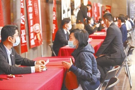台北市青年失業率去年下半創5年新低,市府讚揚政策奏效,但市議員吳沛憶提出質疑,去年15歲至24歲民眾的失業率確實下降,但25歲至49歲卻全面上升,批評市府無視中堅勞動力失業上升的現實。(本報資料照片)