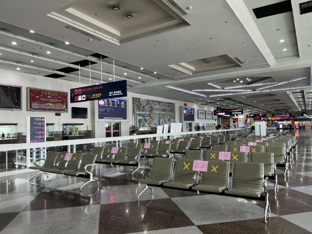 疫情影響下，高雄國際機場去年旅客僅83萬多人次，創50年新低，航站商家不得不縮短營業時間。記者林巧璉／攝影 