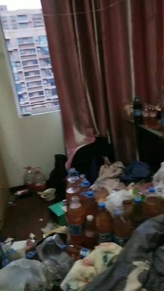 張先生的房客退房後,他在屋內發現上百瓶裝滿尿液的礦泉水瓶。圖/取材自新晚報