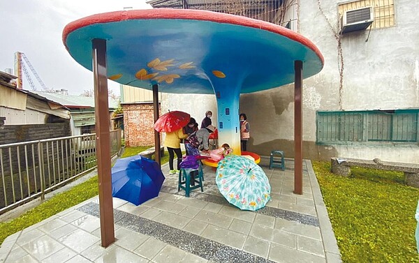 南投縣草屯鎮設置親子共融公園有譜,南投縣政府將斥資6000萬元,打造親子共融式遊戲場;埔里鎮大城社區一塊畸零用地原本雜草叢生,經改造後變成小公園。(行政院中部辦公室提供/廖志晃南投傳真)