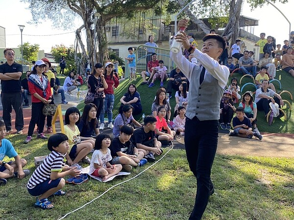 桃園市政府今年與北北基3城市合作,3月1日起北北基桃街頭藝人一證通用,只要在任一城市登記取得街頭藝人證,即可申請4縣市核准公告的街頭藝人場地。圖/桃園市文化局提供