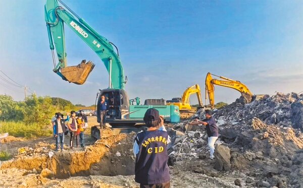台南檢警及環保人員開挖被犯罪集團濫倒一般事業廢棄物的土地。（南檢提供／洪榮志台南傳真）