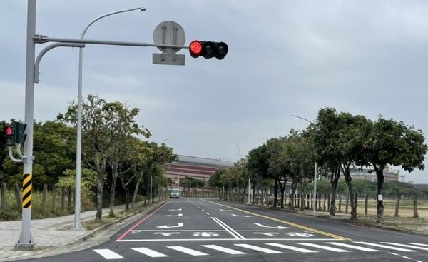 台南高鐵特定區內三井OUTLET將於25日開幕，市府持續改善提升人行道及周邊道路品質。圖／台南市府提供