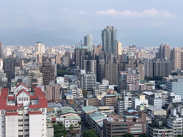 獵地熱、交易頻繁 台中海線「這區」連2年站上榜 台中市如沙鹿、梧棲等海線地區及北屯廍子在兩年內從1字頭到坐2望3、甚至有案子站3字頭,在房價推擠效應下,豪宅成屋有漲幅潛力。圖/業者提供