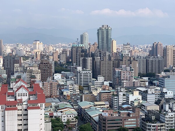 台中市如沙鹿、梧棲等海線地區及北屯廍子在兩年內從1字頭到坐2望3、甚至有案子站3字頭，在房價推擠效應下，豪宅成屋有漲幅潛力。圖／業者提供