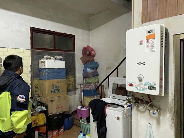新竹市提供家中有安裝危險熱水器的低收戶可申請萬元全額補助更換。圖／新竹市消防局提供