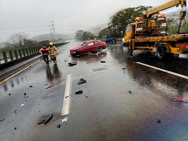 國道3號梅山鄉段轎車自撞2傷， 警方調查疑大雨車子失控。記者魯永明／翻攝