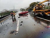 泰山連日降雨土石鬆動　邊坡滑落一噸大石...騎士慘摔