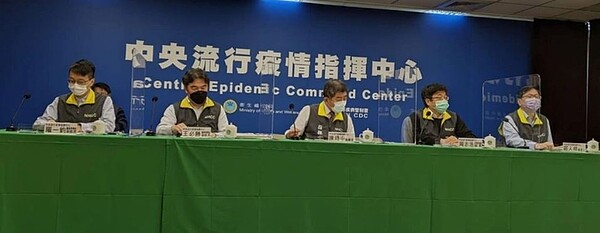 右起為發言人莊人祥、疫情監測組組長周志浩、指揮官陳時中、醫療應變組副組長王必勝及羅一鈞,第二排為中央健康保險署醫務管理組參議黃兆杰。圖/記者謝承恩攝影