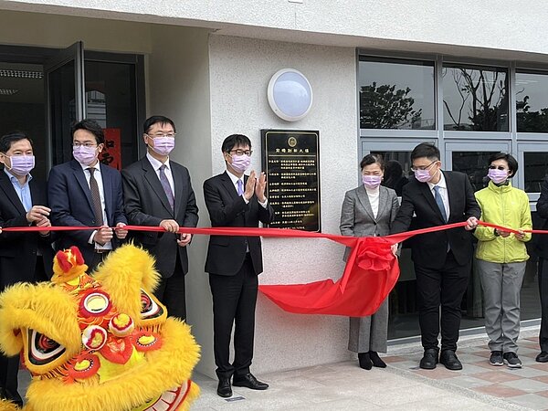 高雄前鎮科技園區前瞻大樓落成，經濟部長陳美花（右三）、高市長陳其邁（左四）等人揭牌。記者林巧璉／攝影