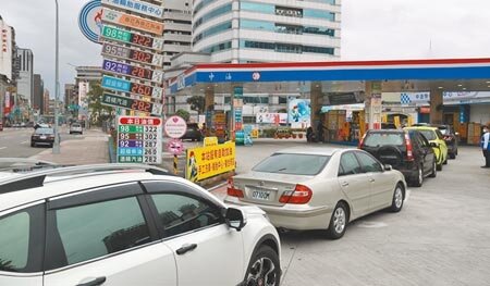 俄烏危機,衝擊下周國內油價連3漲。(鄭任南攝)