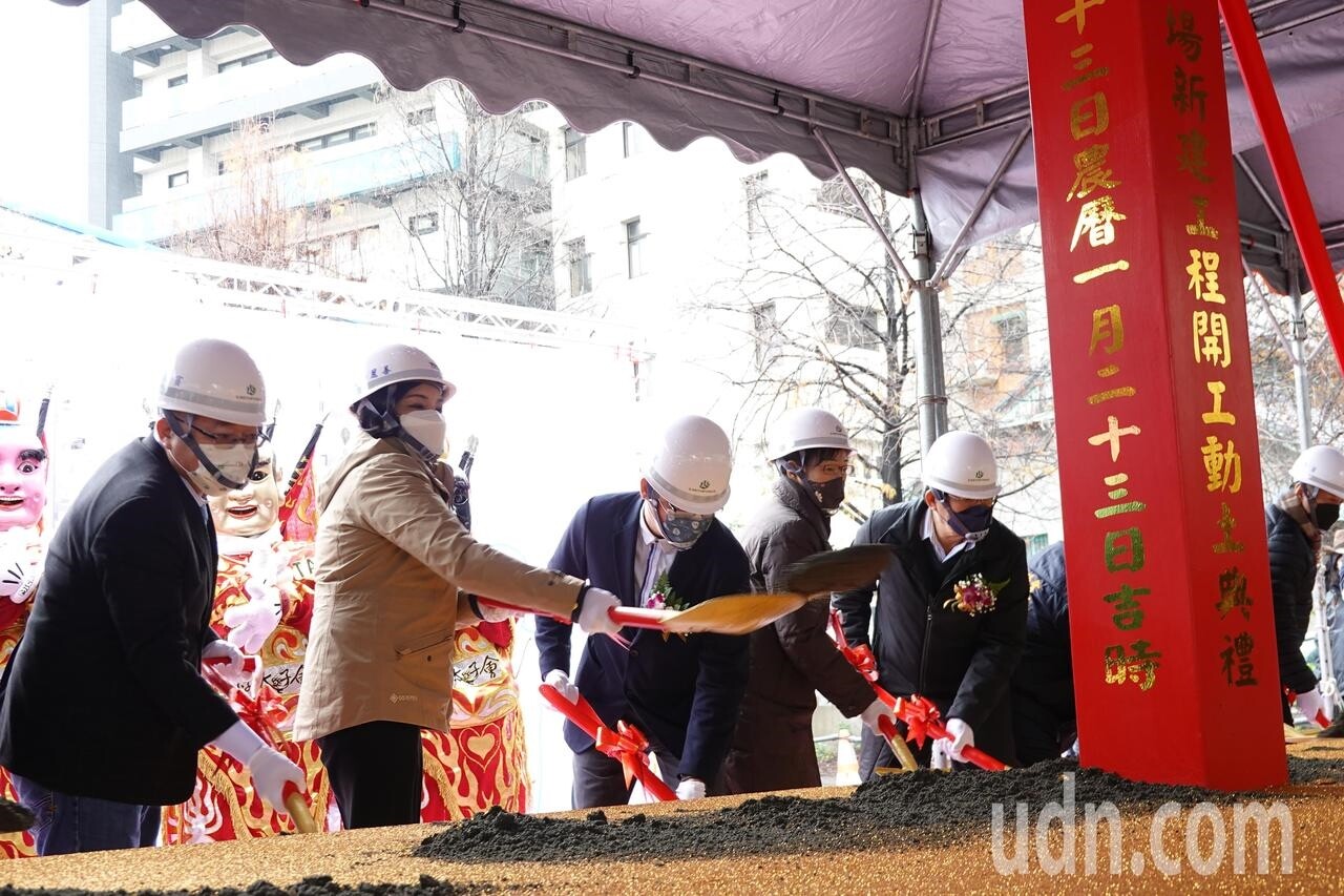 雲林虎尾公安立體式停車場新建工程今天開工，縣長張麗善（左二）等人執鏟動土。記者陳苡葳／攝影 