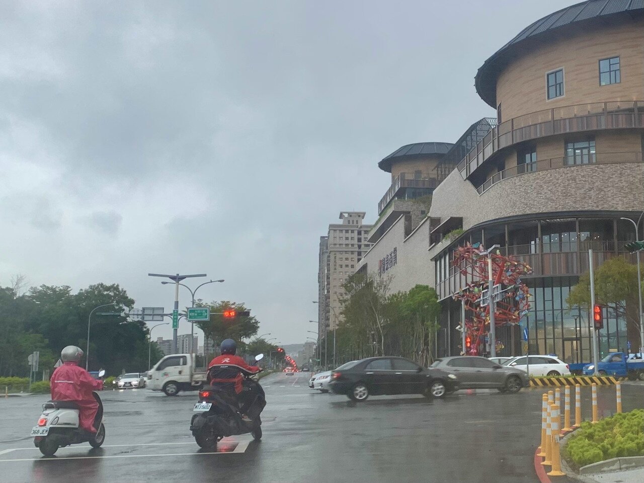 竹北遠百周邊道路尖峰容易回堵。記者巫鴻瑋/攝影