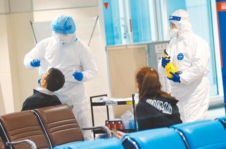 中央流行疫情指揮中心23日公布國內新增56例新冠肺炎確定病例,分別為2例本土個案及54例境外移入。由於國內疫情逐漸趨緩,經濟部長王美花23日表示,未來商務客只要具備相關證明,不需要專案就可以申請簽證入境台灣。在桃園機場入境管制區內,檢疫人員為剛下機的旅客落地篩檢。(范揚光攝)