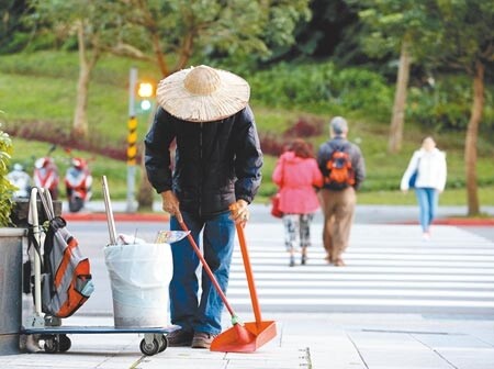 勞動部公布2021年「勞工生活及就業狀況調查」，結果發現13.5％的受僱勞工加班後沒有領到加班費或換取補休，為近3年來新高。圖為勞工出賣勞力辛苦工作。（本報資料照片）