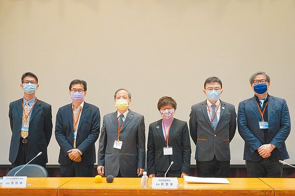 第一場「囤房稅可否降低房價」會後合影。彭建文教授(左起)、曾邑倫律師、謝哲勝院長、許慈美署長、林家祺教授、張鈺光助理教授。圖/台灣法學基金會提供