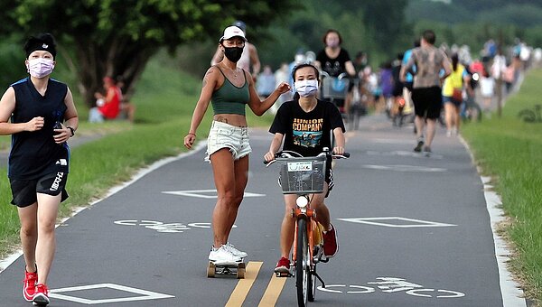 指揮中心正研議口罩鬆綁措施，擬先開放的是運動不用戴口罩。圖／聯合報系資料照