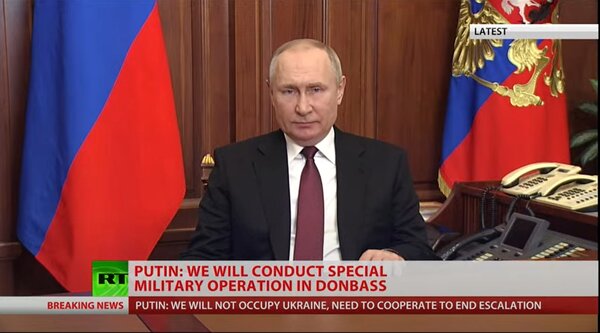 俄羅斯總統普亭發表電視講話，攝於24日。畫面翻攝：YouTube/RT