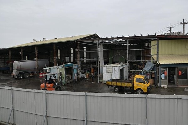 竹東客家音樂村佔用戶近日自行僱工開始拆除,縣長楊文科指示交通旅遊處爭取「解凍」後續補助。圖/新竹縣政府提供