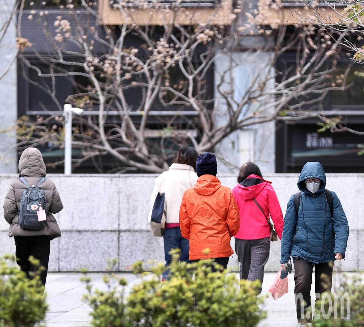 今天北部因受大陸冷氣團影響，氣溫仍偏低，外出民眾仍感覺冷颼颼。記者侯永全／攝影 