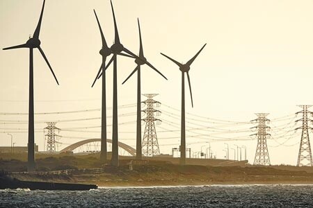 圖為西濱林口竹圍路段的風力發電機組。(本報資料照片)