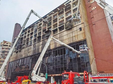 高雄城中城2021年10月發生大火，消防人員利用雲梯車搶救住戶。（本報資料照片）