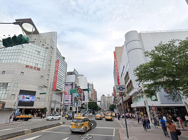 受到疫情干擾,許多商圈生意大受影響,去年北市店面空置率更創下30年新高,就連過去曾是「精品一條街」的南西商圈,如今也有不少「短期特賣會」進駐。圖/截自Google Maps
