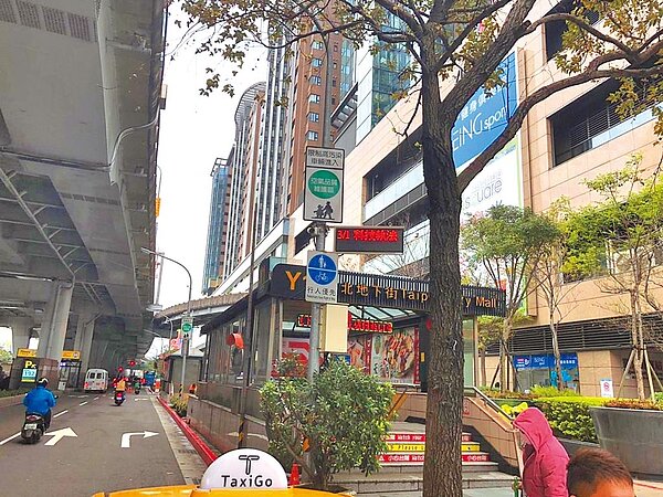 北市近年力推科技執法,3月起再添台北轉運站、南港車站、內湖路1段739號前等3處,年初宣導期後共計揪出高達5442件違停案。(北市警局提供/黃婉婷台北傳真)