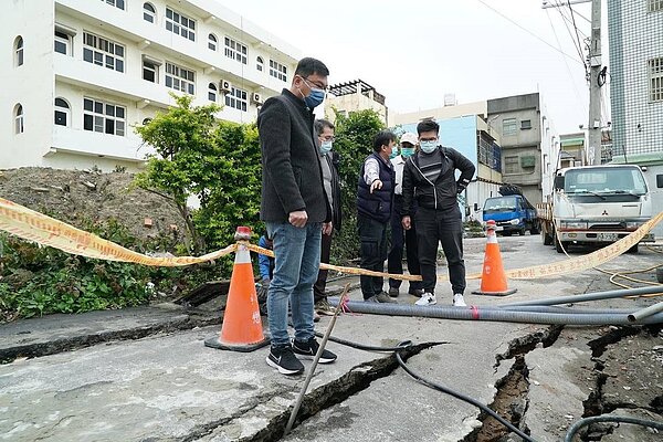 彰化縣鹿港鎮一處私人大樓建案因連日下雨導致地層下陷,鹿港鎮長許志宏要求包商完成毀損巷道的所有修補工作之後,再開放給民眾通行。圖/鹿港公所提供