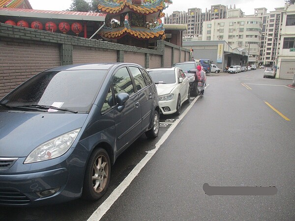 鶯歌區鶯歌路、鳳鳴路等16條路段,總計866格路邊汽車停車位,轉型停車收費管理。圖為鶯歌高職東街。圖/新北市交通局提供