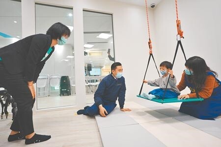 桃竹苗首座公設專辦的兒童發展早期療育中心24日揭牌啟用,新竹市長林智堅與搶先體驗的孩子在教室內互動。(陳育賢攝)
