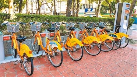 苗栗縣政府24日宣布，即日起騎乘YouBike到台中借還，免收跨區調度費用。（李京昇攝）