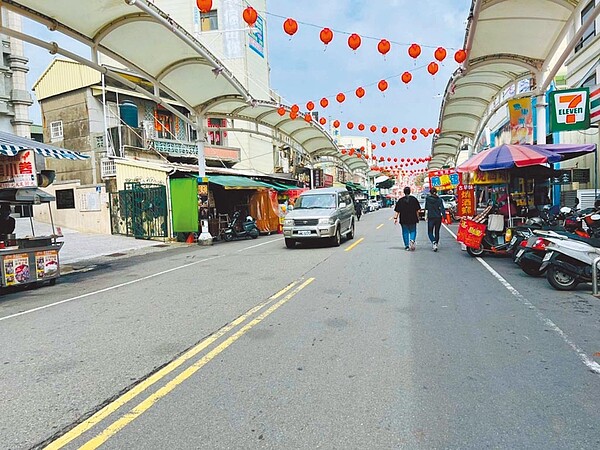 高雄旗津等不到遊客，旗津大街空蕩蕩一片，商圈盼市府加速振興腳步。圖／旗后商圈提供