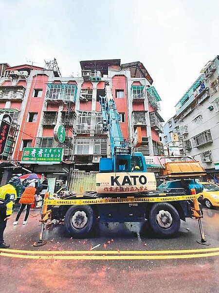 新北市新莊區昌盛街一棟公寓發生工安意外,現場拉起封鎖線調查。記者曾伯愷/翻攝