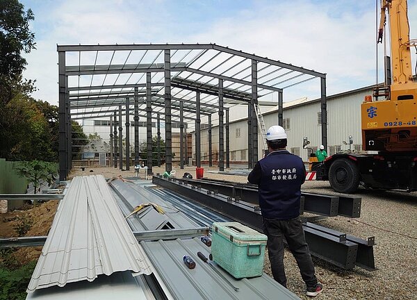 都發局取締違規人於春假期間在烏日農地上搶搭違建。圖／ 都市發展局提供