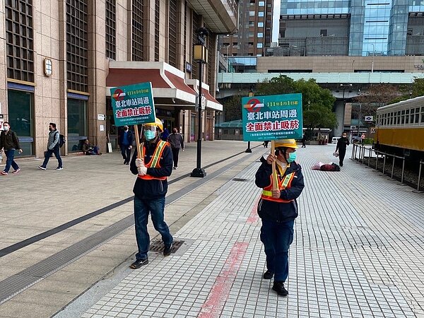 環保局人員宣導禁菸。圖/環境保護局提供