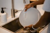 濃湯、炒菜油別直接倒　害你家廚房排水堵塞的NG行為