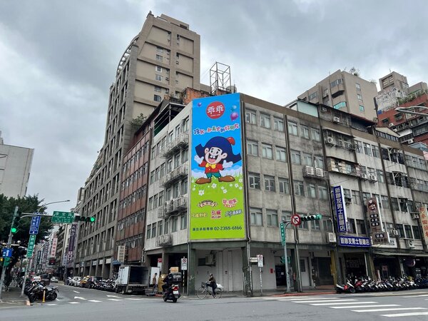 坐落在臺北市萬華區康定路21號的乖乖總公司大樓（張哲生拍攝）
