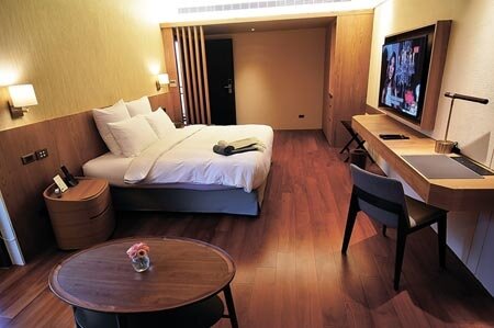 客房是按高級觀光飯店規格打造,主要牆面並採珪藻土,可防潮並調節濕度。圖∕姚舜