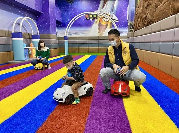 酒店9樓特別以太空元素設置豐富多元的「星際樂園」主題遊戲區。圖／聯合報