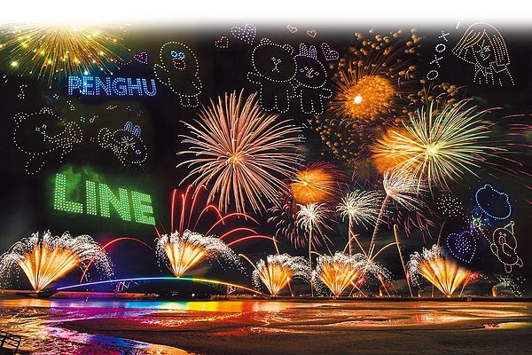 「澎湖國際海上花火節」將於4月25日至6月30日登場,共施放24場次煙火表演,其中有10場合作Line Friends的人氣貼圖角色。(澎湖福朋喜來登酒店提供)